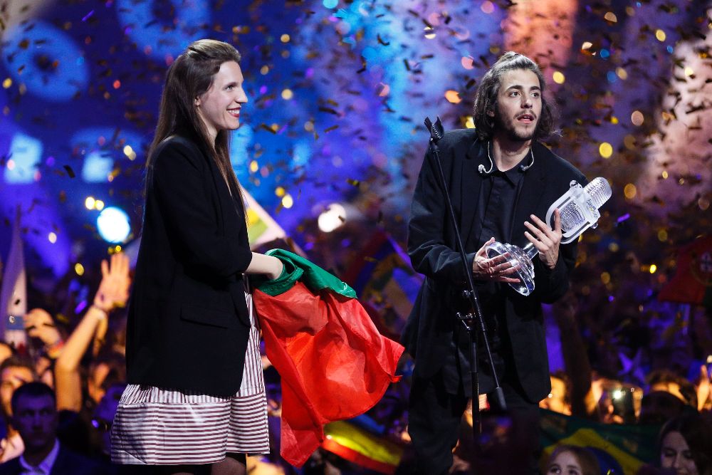 El portugués Salvador Sobral, con su hermana, compositora de la canción ganadora, celebra el primer triunfo de su país en el festival.
