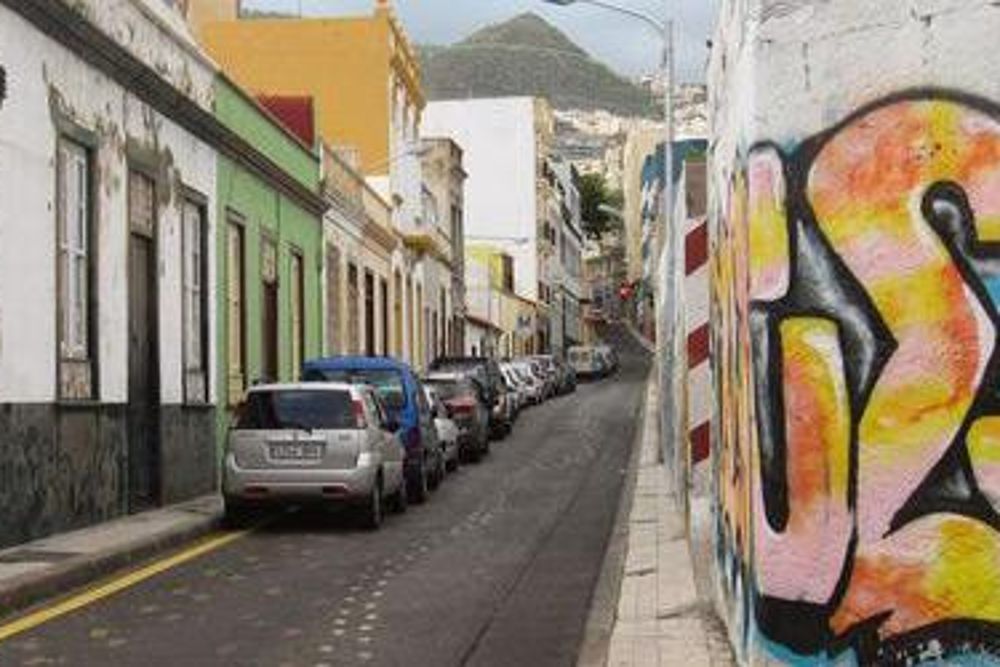Típica calle de El Toscal: casas bajas, grafitis y cierto deterioro.