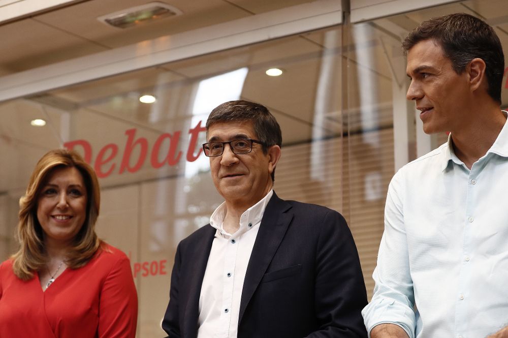 Los candidatos a la Secretaría General del PSOE, Susana Díaz (i), Patxi López (c) y Pedro Sánchez (d).
