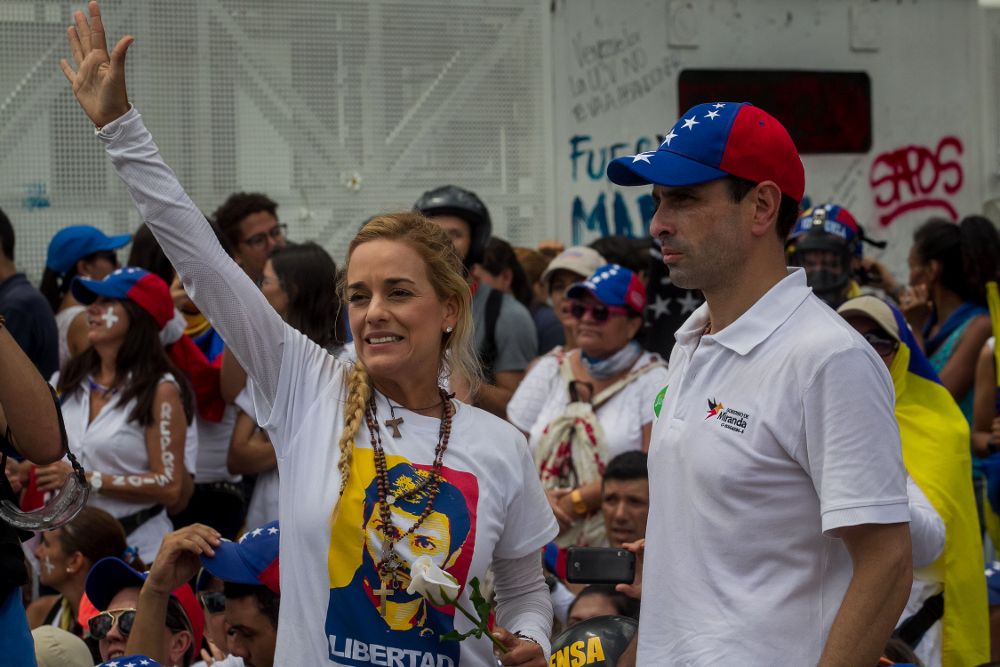 La esposa del líder opositor preso Leopoldo López, Lilian Tintori (i), junto al líder opositor y gobernador del estado Miranda Henrique Capriles.