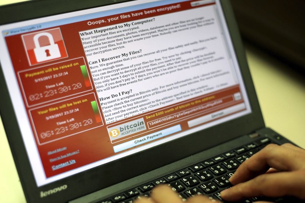 Un programador muestra la captura de pantalla en la que se pide un rescate en bitcoins por los documentos encriptados en Taipei.
