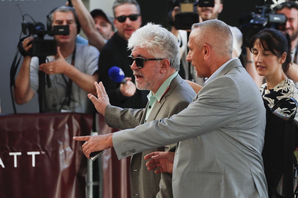 El presidente del jurado, el cineasta español Pedro Almodóvar (c), a su llegada a una gala de recepción para el jurado en la 70 edición del Festival de Cannes, en Francia, ayer, 16 de mayo de 2017.
