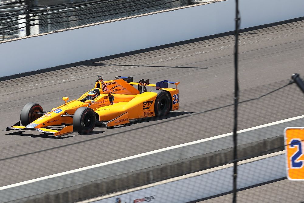 El piloto español Fernando Alonso participa de un entrenamiento libre para las 500 Millas de Indianápolis.