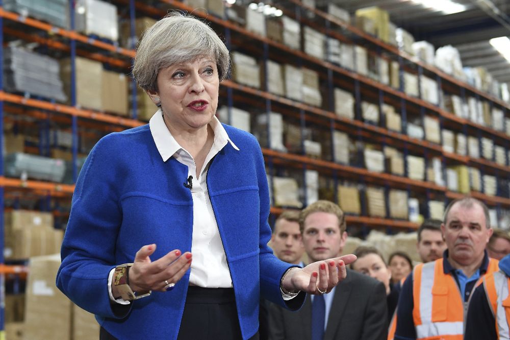 La primera ministra británica, Theresa May, pronuncia su discurso en una compañía en el marco de su campaña electoral en Stoke-on-Trent, Reino Unido.