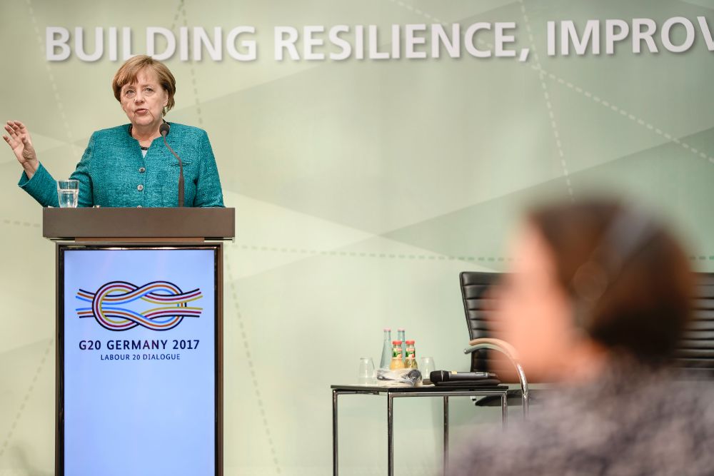 La canciller alemana, Angela Merkel, pronuncia un discurso en un acto en el que han participado los sindicatos de los países del G20 (L20) en Berlín hoy.