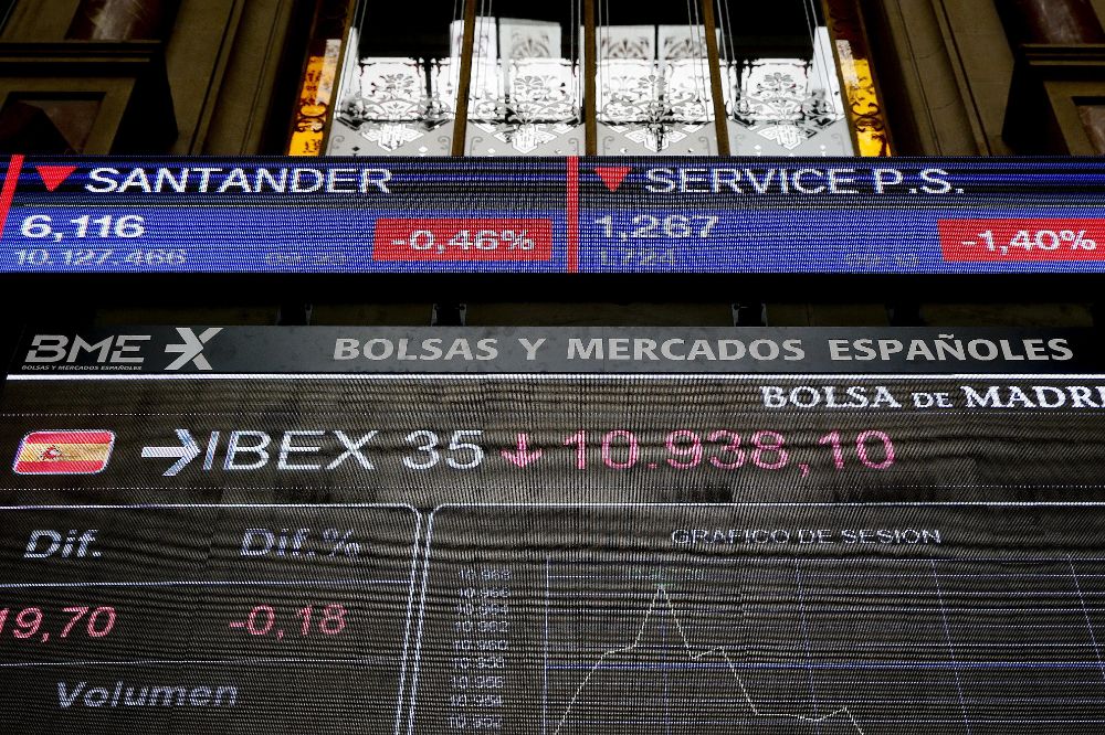 Vista de un panel de la Bolsa de Madrid que refleja la evolución del principal indicador de la Bolsa española, el IBEX 35.