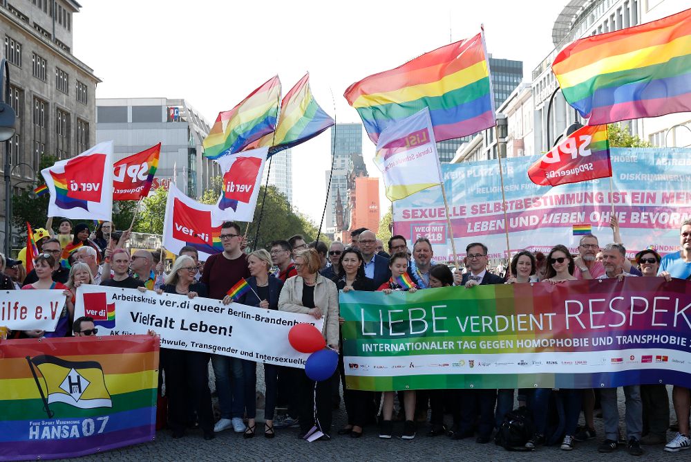 Ciudadanos participan en una marcha por el Día Internacional contra la Homofobia y Transfobia en Berlín (Alemania), hoy, 17 de mayo.