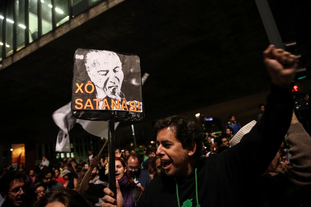 Manifestantes protestan contra el presidente de Brasil, Michael Temer.