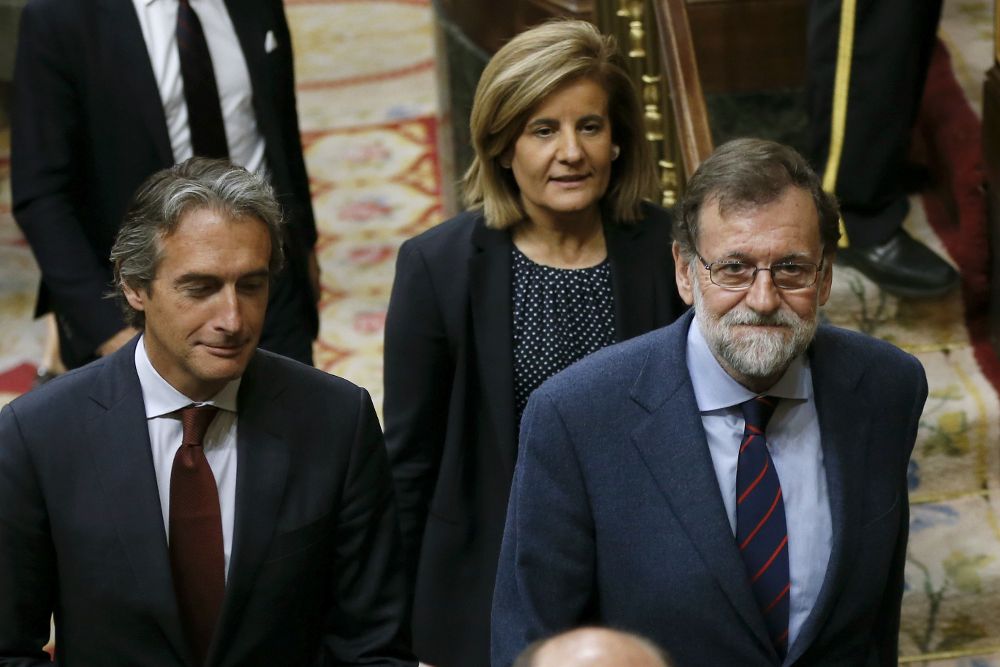 El presidente del Gobierno, Mariano Rajoy (d), el ministro de Fomento, Íñigo de la Serna, y la ministra de Empleo y Seguridad Social, Fátima Báñez, tras el pleno.