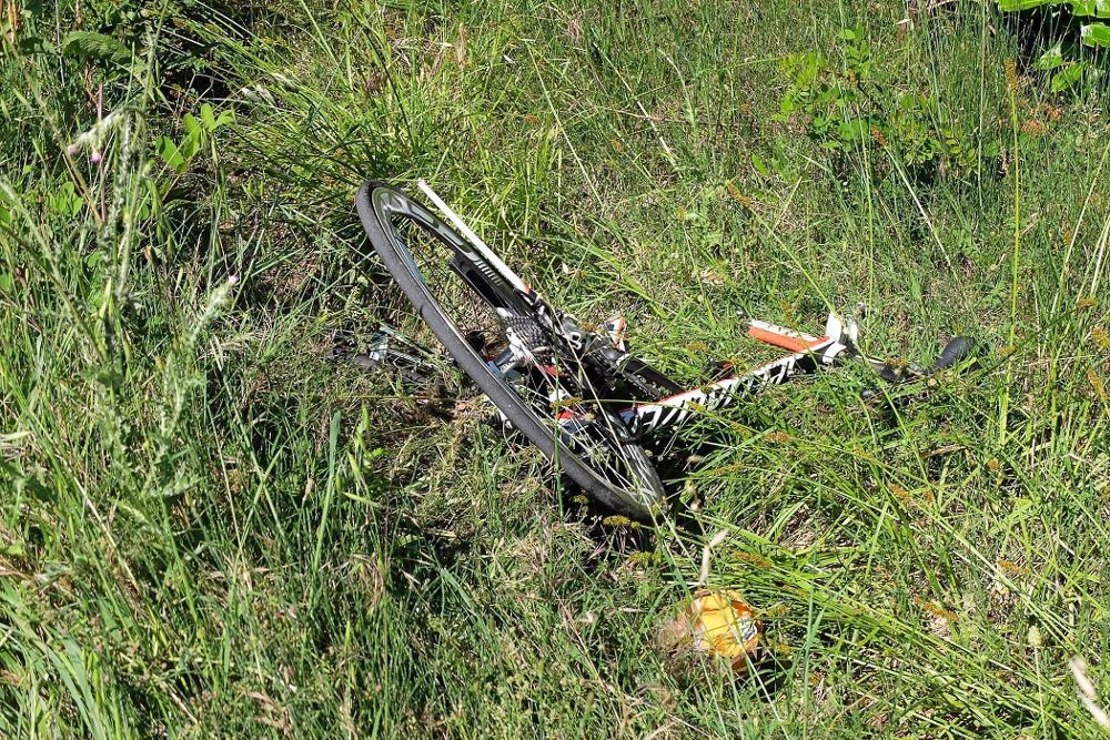 Vista de la bicicleta del piloto de motociclismo estadounidense Nicky Hayden en el sitio donde fue atropellado por un vehículo en Misano Adriatico, Italia.