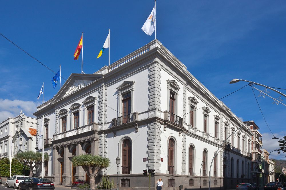 El Ayuntamiento de Santa Cruz de Tenerife, luciendo todas las banderas oficiales. El equipo de gobierno instaló un mástil en la acera, junto a la puerta para izar la bandera de las siete estrellas verdes.