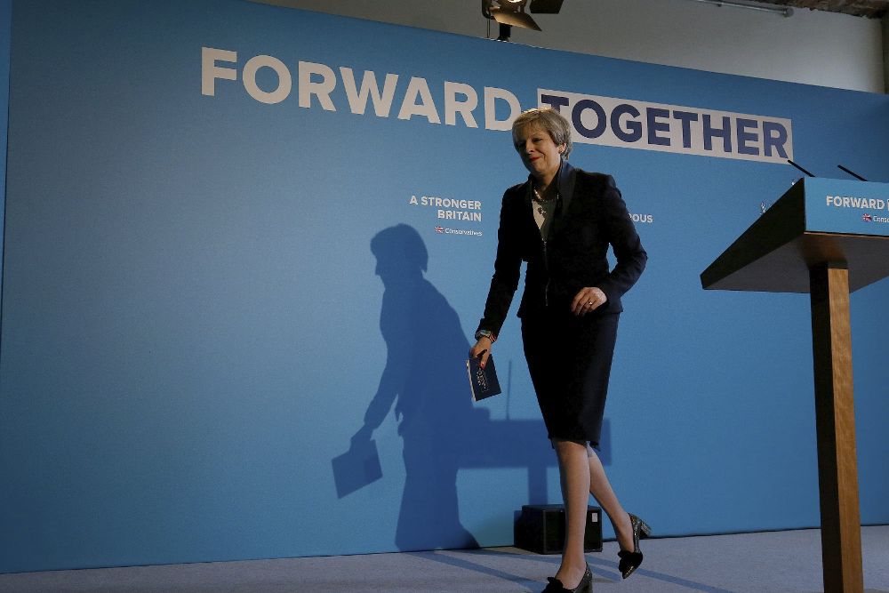La primera ministra británica y líder del Partido Conservador, Theresa May, abandona el escenario tras presentar el manifiesto de su partido en un acto celebrado en Halifax.