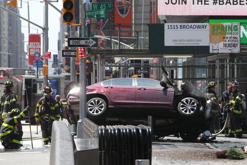 Vista del vehículo que ha atropellado a diez personas en Times Square.