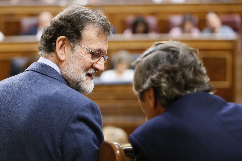 Mariano Rajoy conversa con el portavoz del Partido Popular en el Congreso de los Diputados, Rafael Hernando.