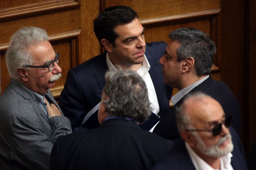 El primer ministro de Grecia Alexis Tsipras (c) asiste con sus ministros a un debate sobre el borrador del presupuesto griego en la sede del Parlamento en Atenas (Grecia).