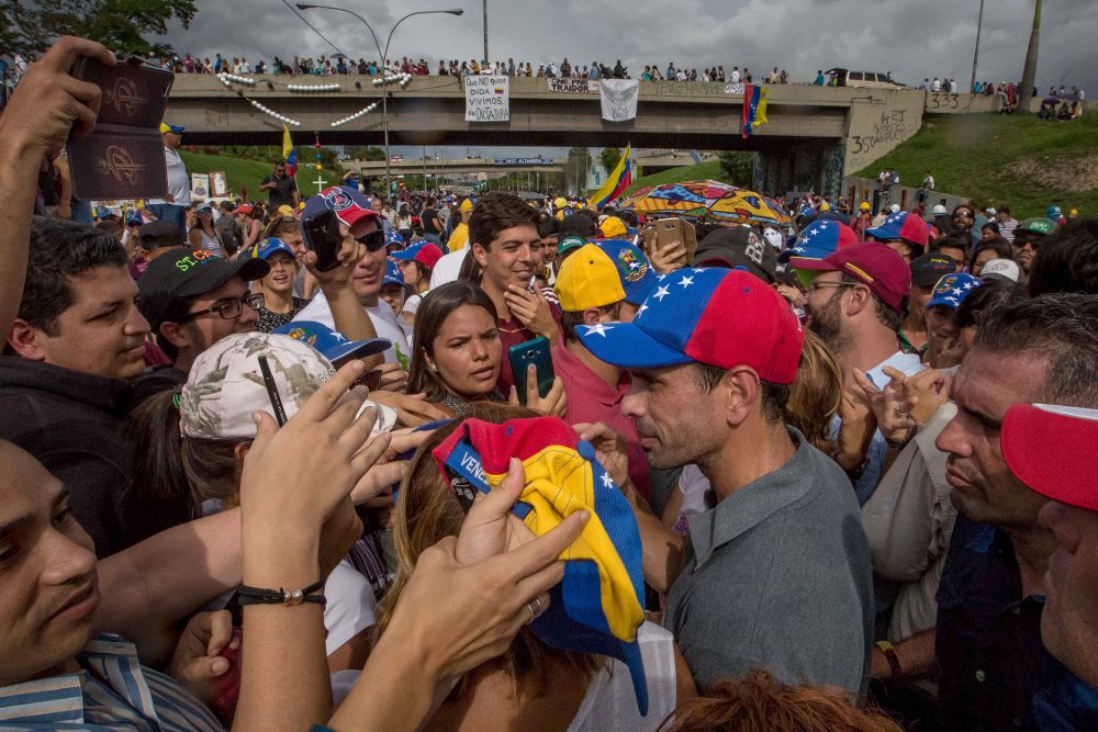 Henrique Capriles (c-d).