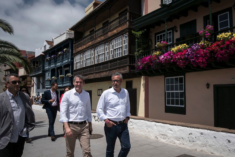 El presidente del Gobierno (i) con el del Cabildo Insular, de paseo por las calle de la capital palmera.