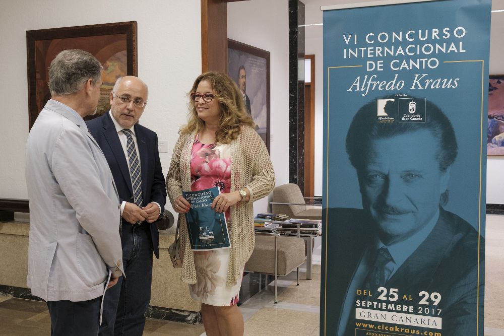 El presidente del Cabildo de Gran Canaria, Antonio Morales (c), la presidenta de la Fundación Alfredo Kraus, Rosa Kraus, y el consejero de Presidencia, Pedro Justo Jorge.