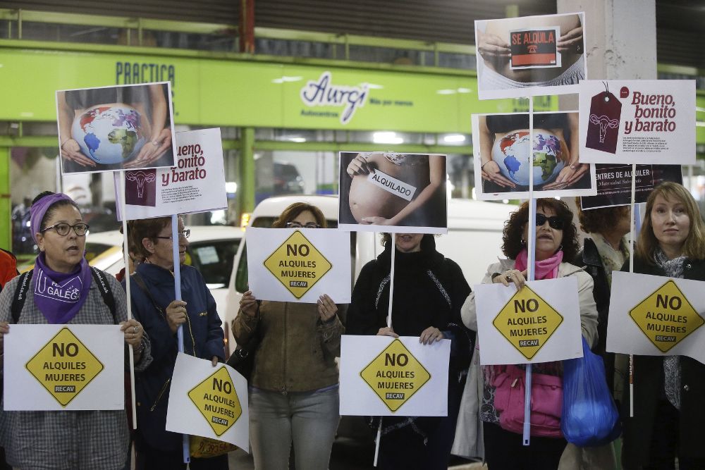 Protesta ante la feria "Surrofair", de promoción de la gestación subrogada, que se celebró en Madrid el 6 y 7 de este mes.