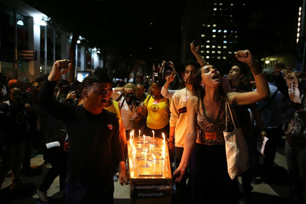 Manifestantes protestan contra el presidente de Brasil, Michel Temer ayer, jueves, en el centro de Río de Janeiro.