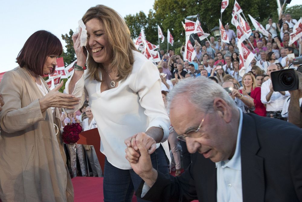 La presidenta andaluza y candidata a liderar el PSOE, Susana Díaz, con Alfonso Guerra.