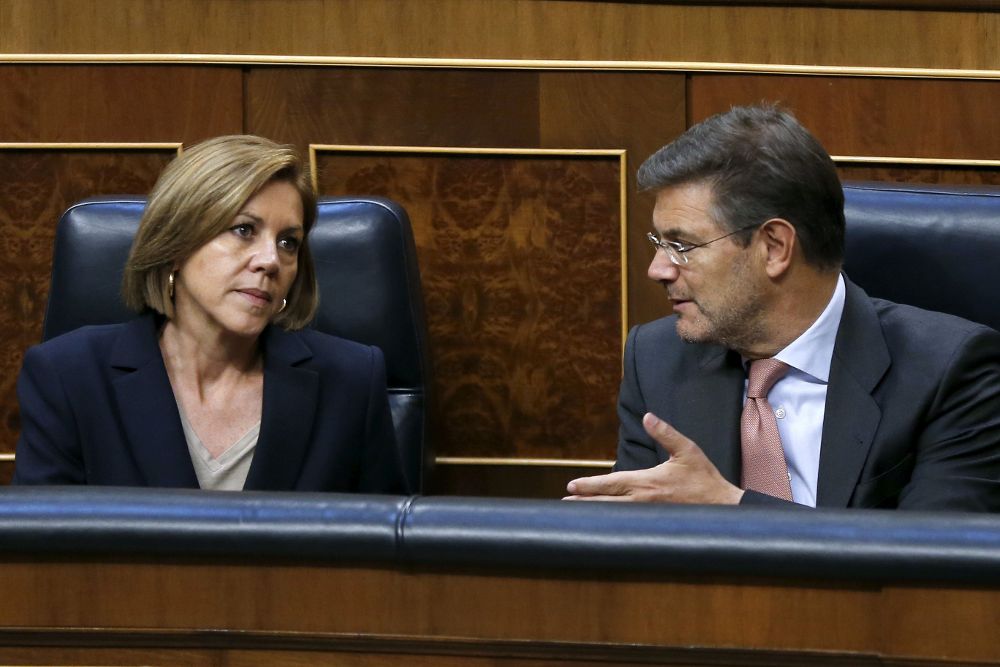 El ministro de Justicia, Rafael Catalá, conversa con la ministra de Defensa, María Dolores de Cospedal.