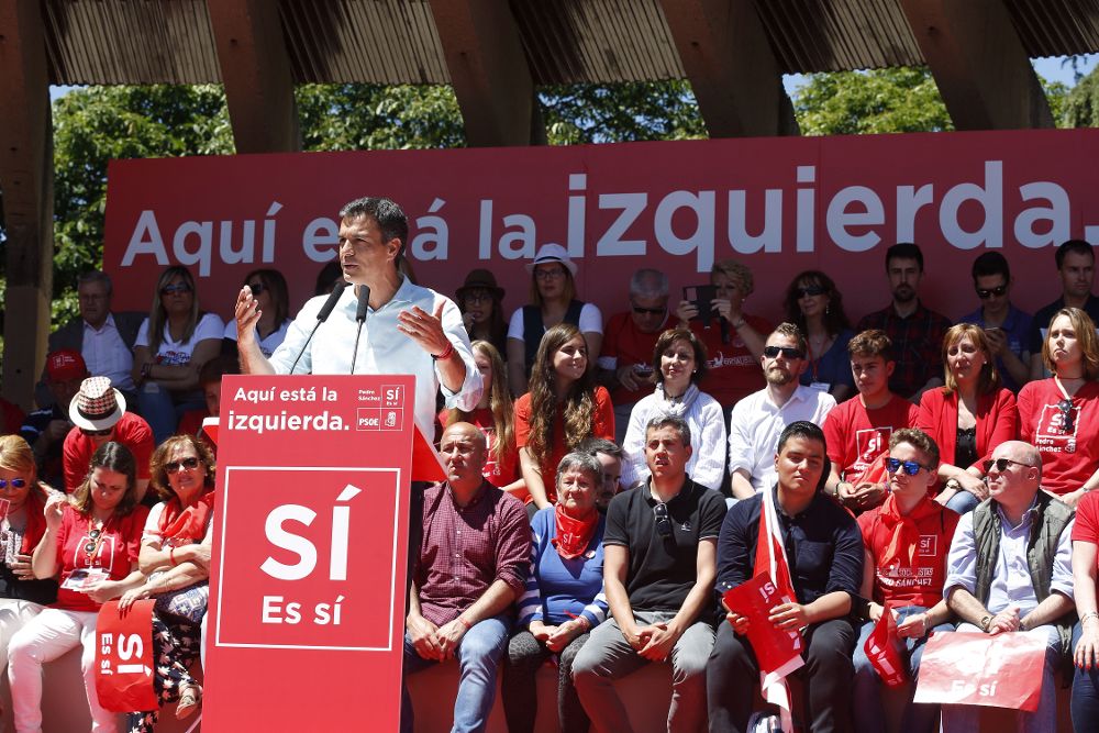 Pedro Sánchez, durante su intervención en el acto con el que cierra su campaña, hoy en el parque de Berlín de Madrid.