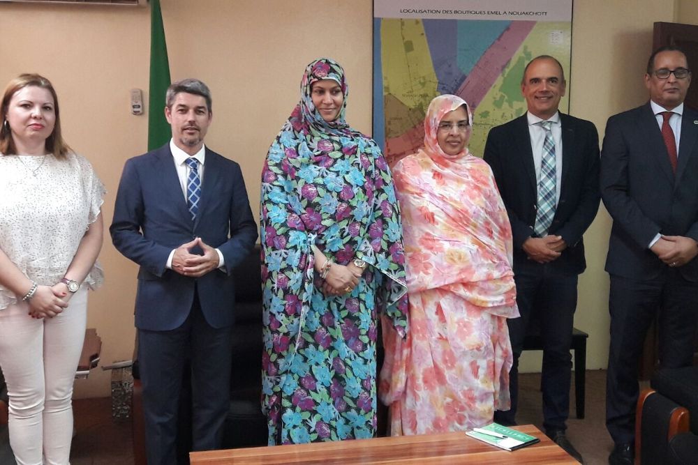 El consejero de Turismo e Internacionalización, Alberto Bernabé (I) con las autoridades mauritanas.