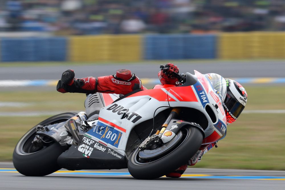 Jorge Lorenzo y su Ducati durante la sesión de clasificación para el Gran Premio de Francia.