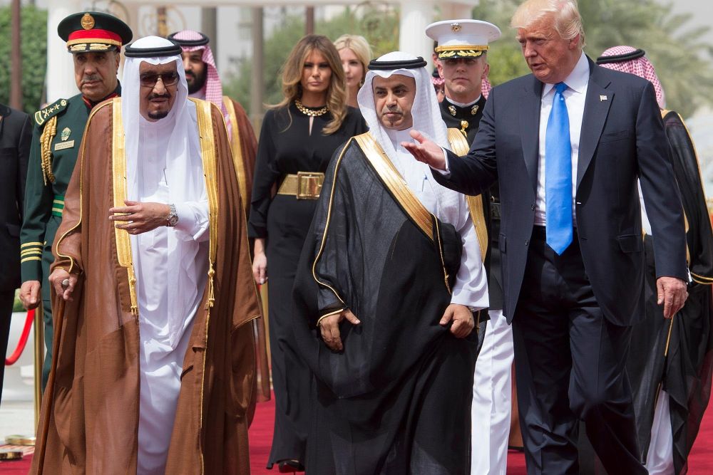 El rey de Arabia Saudí, Salman bin Abdulaziz Al Saud (i) da la bienvenida a Donald J. Trump en el aeropuerto de Riad.