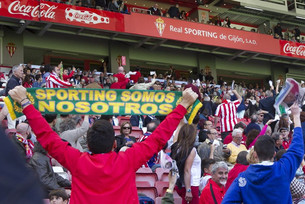 Aficionados del Sporting protestan en contra de la directiva de su equipo durante el partido.