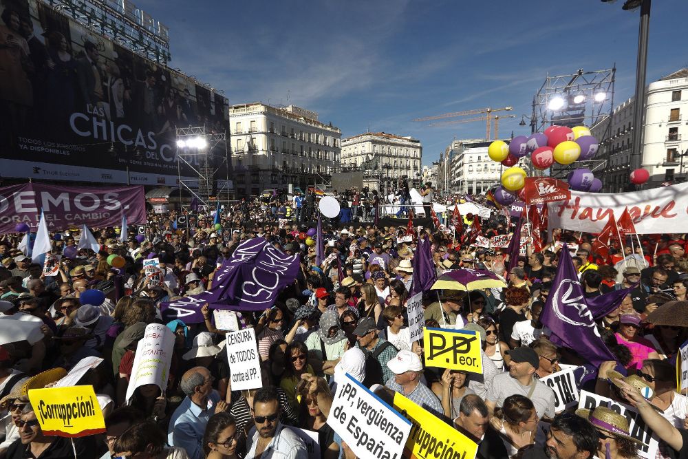 Miles de personas participan en la Puerta del Sol de Madrid en la concentración convocada por Podemos en favor de las mociones de censura contra el jefe del Ejecutivo, Mariano Rajoy, y la presidenta de la Comunidad de Madrid, Cristina Cifuentes.