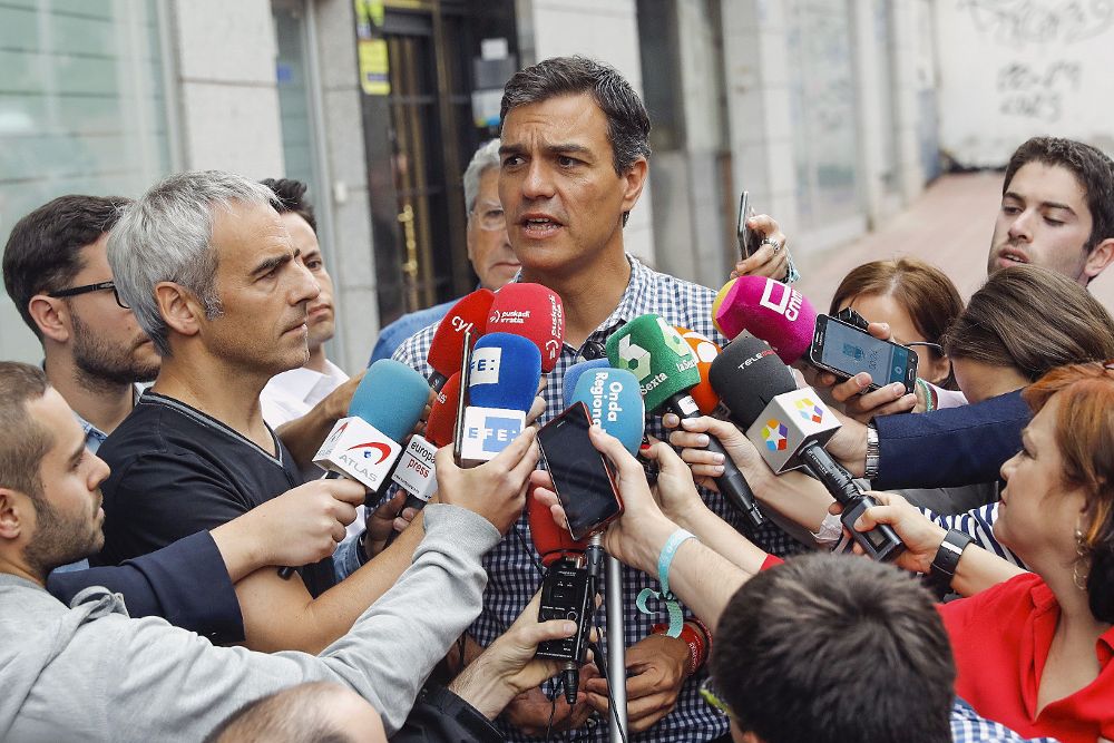 El candidato a la secretaría General del PSOE Pedro Sánchez hace declaraciones a los medios tras votar hoy en las primarias socialistas, en la agrupación de Pozuelo de Alarcón.