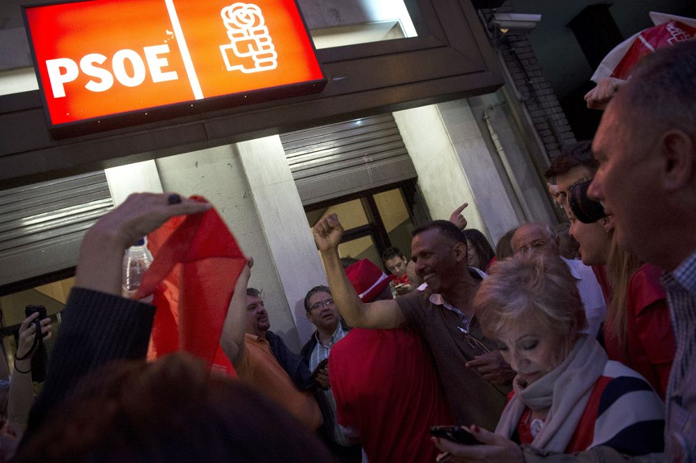 Simpatizantes de Pedro Sánchez celebran los primeros resultados ante la sede del PSOE en la calle Ferraz.