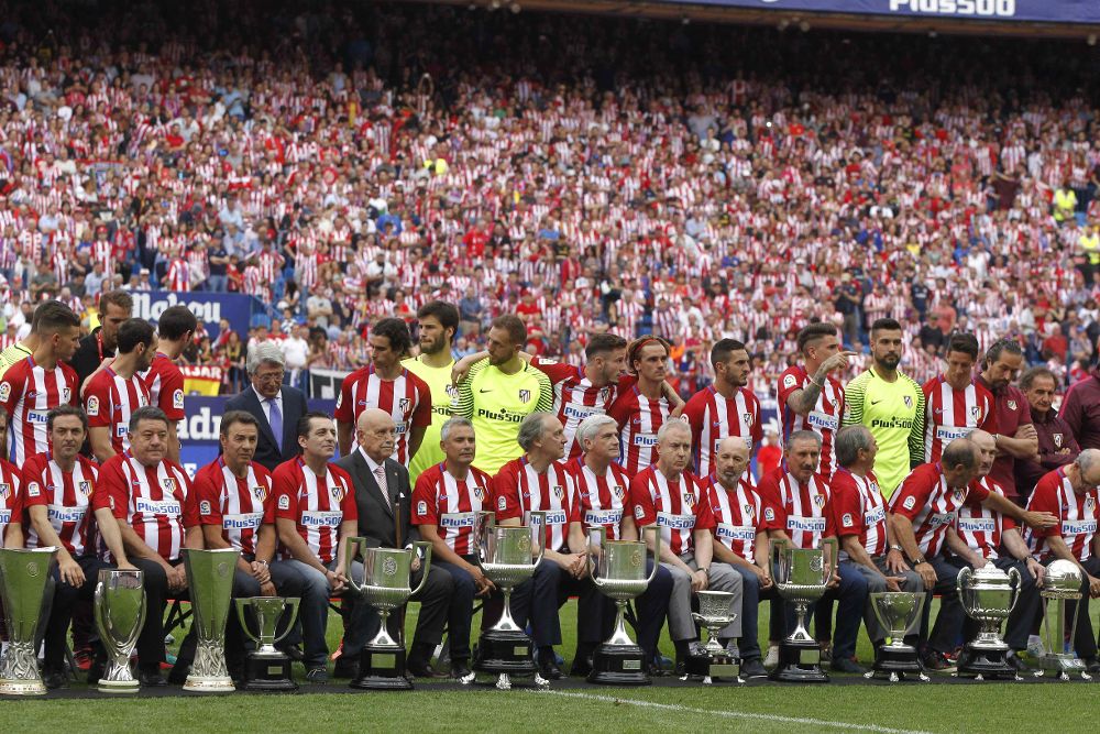Homenaje a los equipos campeones del Atlético en los 51 años del Calderón.