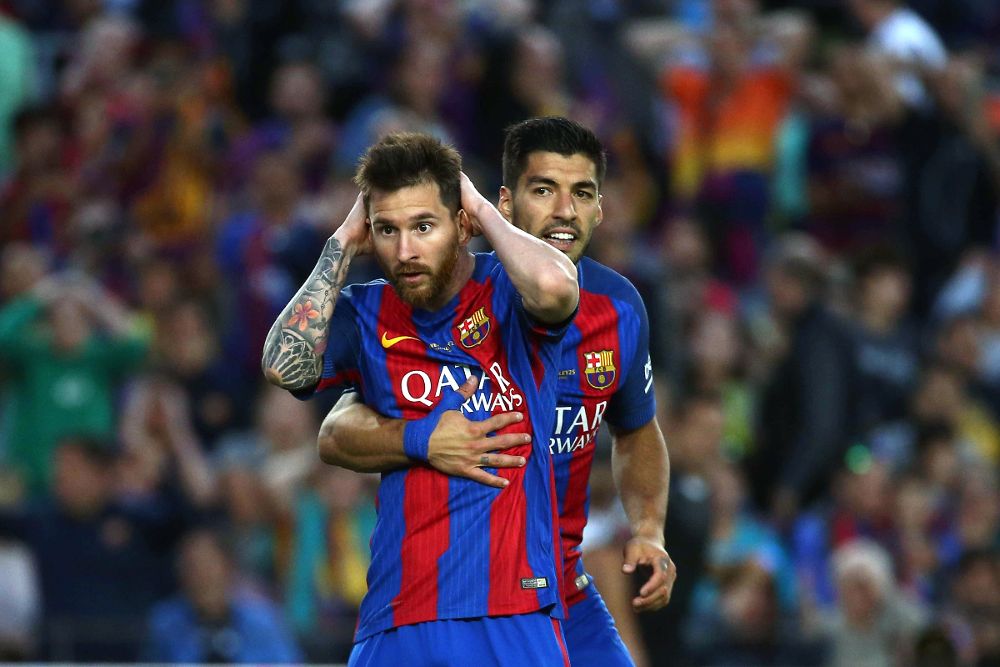 Los delanteros del FC Barcelona Luis Suárez (d) y Leo Messi, que falló un penalti y marcó otro.