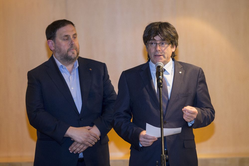 El presidente de la Generalitat, Carles Puigdemont, y el vicepresidente, Oriol Junqueras.