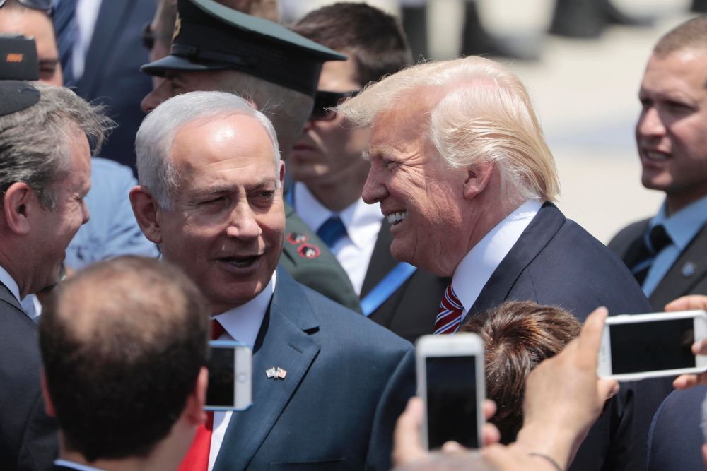 El primer ministro israelí, Benjamín Netanyahu (i), recibe a Donald Trump en el aeropuerto Ben Gurion, en Tel Aviv.