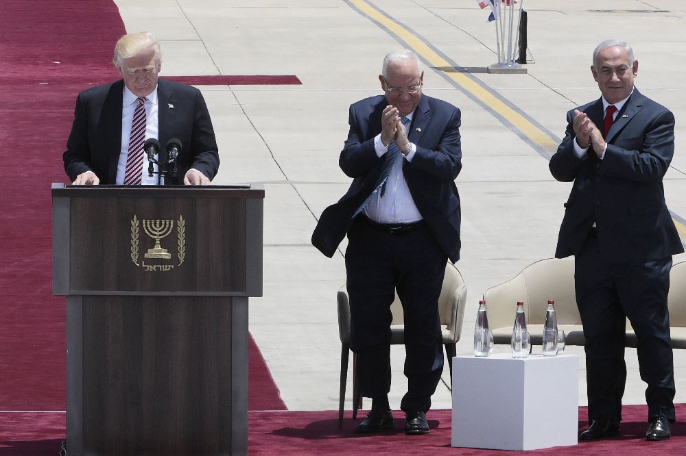 Donald Trump (i) ofrece un discurso junto al primer ministro israelí, Benjamin Netanyahu (d), y el presidente de Israel, Reuven Rivlin, a su llegada al aeropuerto Ben Gurion, en Tel Aviv.