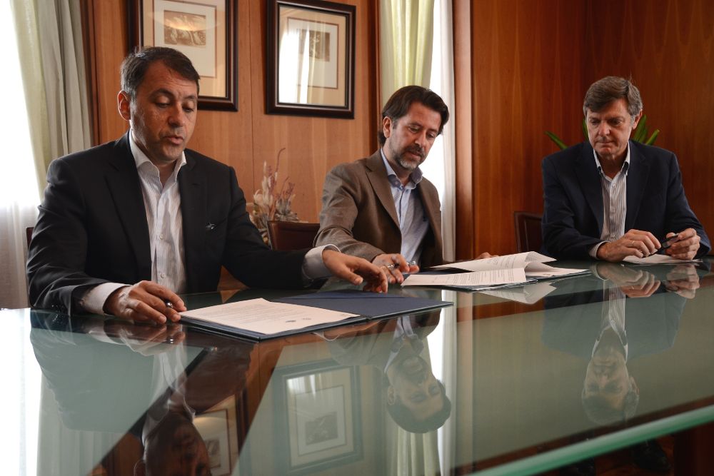 Firma del acuerdo entre el alcalde de Santa Cruz (i) y el presidente del Cabildo (c).