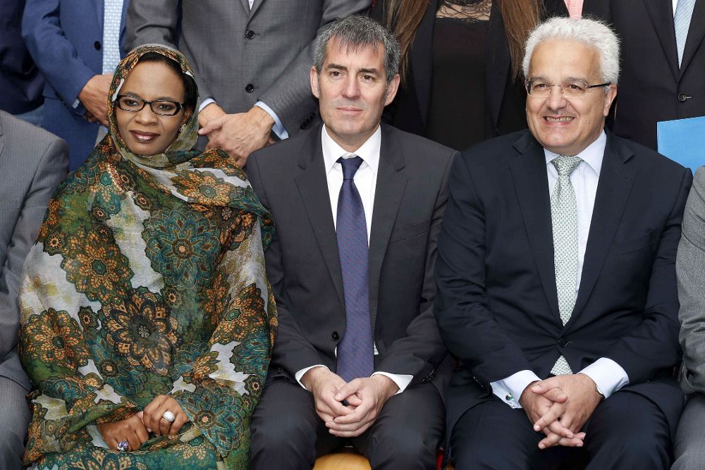 La ministra para el Magreb y Asuntos Africanos de Mauritania, Khadijetou Mbareck Fall, junto al presidente del Gobierno de Canarias, Fernando Clavijo, y el secretario de Estado de Asuntos Exteriores, Ildefonso Castro.
