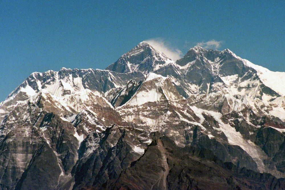 Imagen de archivo tomada el 29 de noviembre de 1996 que muestra el Monte Everest en la cordillera del Himalaya (Nepal).