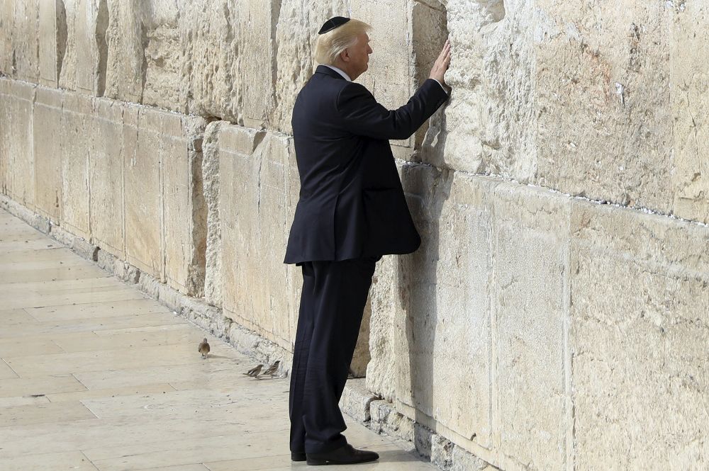 El presidente estadounidense Donald Trump reza frente al Muro de las Lamentaciones.