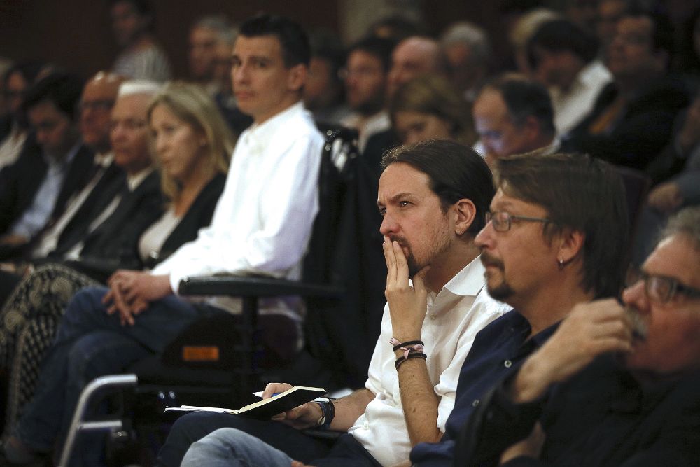 El líder de Podemos, Pablo Iglesias asiste a la conferencia sobre "Un referéndum para Cataluña. Invitación a un acuerdo democrático" pronunciada por el presidente de la Generalitat, Carles Puigdemont.