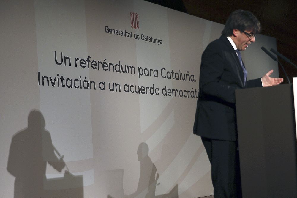 El presidente de la Generalitat, Carles Puigdemont, durante su intervención en la conferencia sobre "Un referéndum para Cataluña. Invitación a un acuerdo democrático" hoy en Madrid.