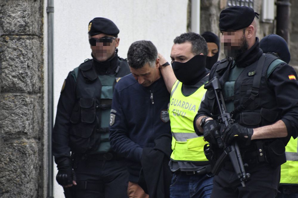 Agentes de la Guardia Civil trasladan al hombre detenido en la localidad segoviana de El Espinar.