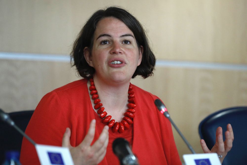 La europarlamentaria Jude Kirton-Darling, presidenta de la delegación de la Eurocámara que ha visitado España para investigar los casos de bebés robados.