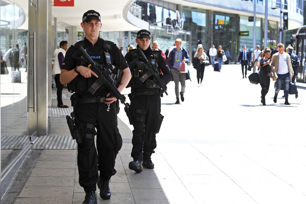 Agentes de policía patrullan el centro de Manchester tras el atentado perpetrado anoche.