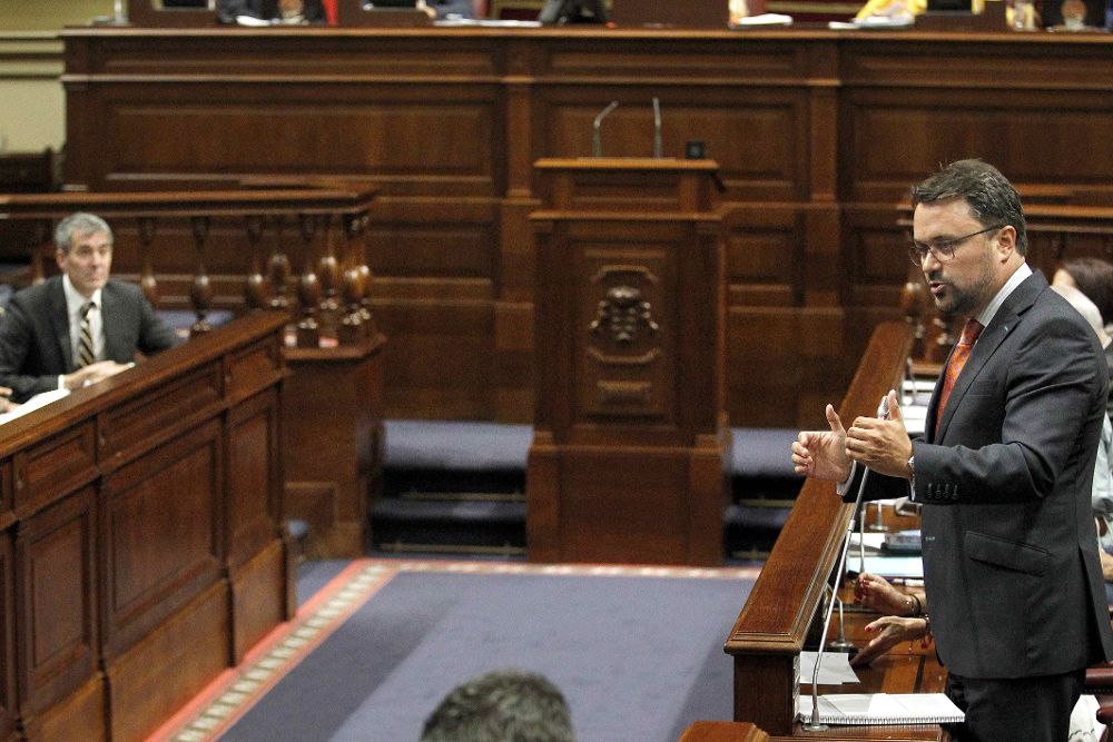 El presidente del grupo Popular, Asier Antona (d) interpela al presidente del Gobierno de Canarias, Fernando Clavijo (i), en la sesión del Parlamento regional celebrada hoy.