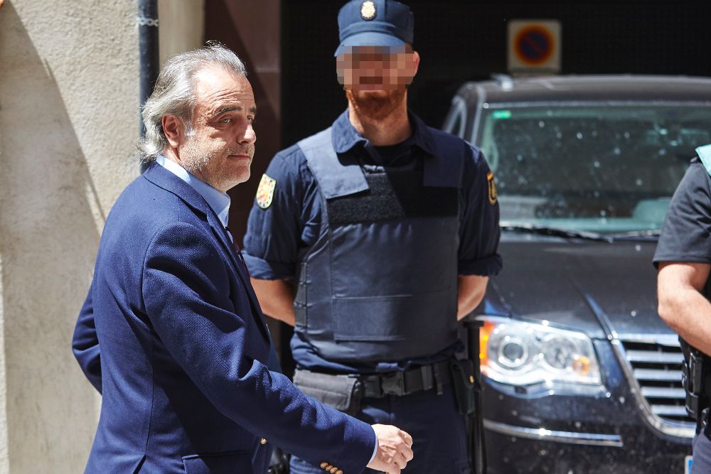 El abogado del expresidente del FC Barcelona, Sandro Rosell, Pau Molins, durante el registro en la casa de Rosell.